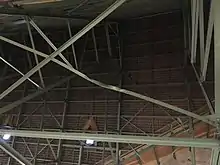 Durch einen Bombentreffer verbogene Metallstrebe im Dachstuhl über dem Chorraum