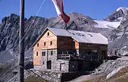 Bonn-Matreier Hütte nach Um- bzw. Ausbau 1982 (Aufnahme: 14. September 1982). Rechts oben im Bild Hoher Eichham (3371&nbsp;m), darunter das Nillkees.