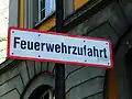 Schild Feuerwehrzufahrt nach DIN&nbsp;4066-2, ohne ausstellende Behörde und ohne Dienstsiegel