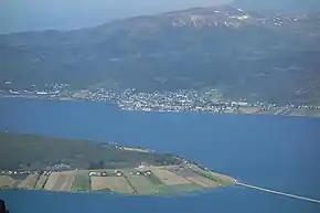 Borkenes und die Insel Kveøya im Vordergrund