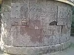 Borkenhäuschen auf steinerner Bodenplatte