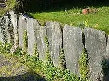 Menhirplattenmauer