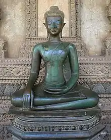 Bhumisparshamudra: Geste der Erdanrufung