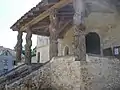 Vorbau der Kirche mit dekorativ geschnitzten Holzpfosten