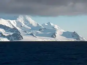 Blick von der Bransfieldstraße auf den Bojana-Gletscher (Hintergrund: Tangra Mountains)