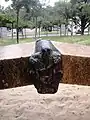 Brücke über Sand, Sitzende Figur im Scheitel, die wohl einen Riesen darstellt
