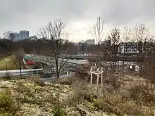 Park am Oberwiesenfeld mit Brücken über die Moosacher Straße zum Bahnhof München Olympiastadion