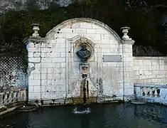 Medici-Brunnen mit der Büste von Pierre de Bourdeille