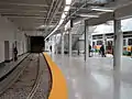 „Brattle-Loop“-Gleis und nach Norden fahrender Zug der Green Line nach der Renovierung des U-Bahnhofs