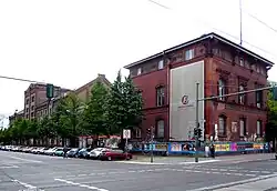 Teil der denkmalgeschützten Brauereibauten an der Ecke Landsberger Allee/Richard-Sorge-Straße, 2012: ehemalige Direktionsvilla