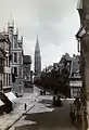 Aufnahme von nach 1890: Bohlweg, Blickrichtung Norden. Im Zentrum die Katharinenkirche. In der Mitte, rechts und links abzweigend sichtbar, Steinweg und Dankwardstraße. Gerade noch sichtbar, links bei der Einmündung der Dankwardstraße, ein Teil des Gebäudes herzoglicher Finanzverwaltung (späteres Stammhaus der Braunschweigischen Staatsbank). In der Straßenmitte sind die Gleise der Pferdebahn zu erkennen.