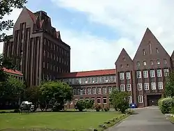Ehemalige „Bernhard-Rust-Hochschule“ (Innenhof), heute Haus der Wissenschaft, rechts das Naturhistorische Museum (Rückseite)
