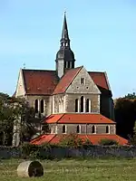 Außenansicht, frühgotische Spitzbogenfenster mit leicht gerundeten Spitzen