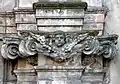 Kapitell des rechten Portalpilasters mit Engelskopf
