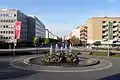 Blick den Steinweg hinunter Richtung Westen. Im Vordergrund der Cimiotti-Brunnen vor dem Staatstheater Braunschweig.