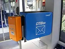 Ausnahmsweise innen angebrachter Briefkasten der privaten Citipost in einem Bremer Straßenbahnwagen