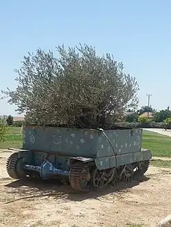 Zum Pflanztrog für einen Ölbaum umgewandelter Schützenpanzer am Ortsrand