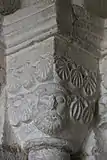 Mittleres Kapitell der linken Seite