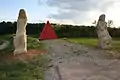 Ägyptische Pyramide, karminrot, von Hans A. Graef und die Zwei Riesen von Wolfgang Steck