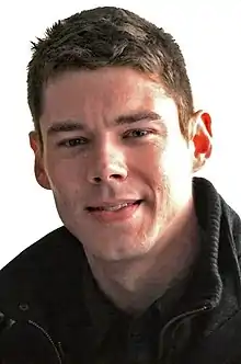 Brian J. Smith spielt Doug McKenna