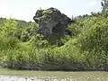 Brückenstumpf vom Fluss aus gesehen