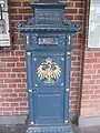 Erhaltener Briefkasten vor dem Rathaus in Isselburg
