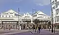 Die gleiche Sicht 2003; vor dem Gebäude das Vordach und dahinter die zweischiffige Bahnsteighalle von 1882/83