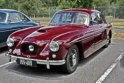 Bristol 405 Sports Saloon. Links im Hintergrund: Ein Bristol 404
