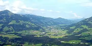Das Brixental Richtung Osten mit Westendorf (vorne) und Brixen im Thale