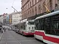 Brünn: Fortbewegung mittels Straßenbahn­oberleitung anlässlich einer Fahrzeug­parade, die Ober­leitung des linken Gleises ist geerdet