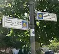 Die Wegzeiger in Brochenzell, die auf die Gabelung des Jakobsweges vor dem Bodensee hinweisen.