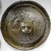 Zeichnung und Rekonstruktion eines im Heiligtum des diktäischen Zeus gefundenen Votiv-Bronzeschildes