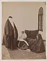 Antoin Sevruguin, Zwei verschleierte Frauen und ein Kind, Ende 19. Jh., Qajar. Brooklyn Museum