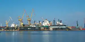 Ein Blick auf die Schwimmdocks von Remontowa