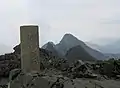 Der Gipfel des Bruach na Frìthe mit der trigonometrischen Säule, im Hintergrund der östlich liegende Sgùrr nan Gillean.