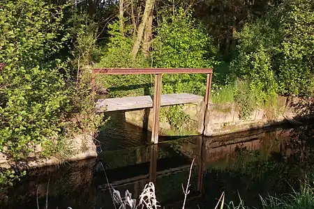 Mittlerweile entferntes Wehr zwischen Brucht und Kaiwasser im Mai 2014.