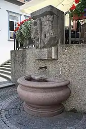Brunnen mit Stadtwappen