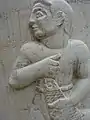 Brunnenrelief. Frühgeschichte-Bauer und Fischer. Von Louis Léon Weber (1891–1972). Dorfkirche Basel-Kleinhüningen