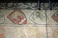 Westwand (südlicher Bereich) und Wappen an der Ostwand