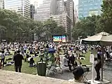 Foto vom Bryant Park mit vielen Besuchern, es ist ein Monitor aufgestellt, um dort später einen Film zu schauen.