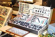 Buchla 200e im (hinten) mit 223e Tasteneingabeeinheit (vorn)