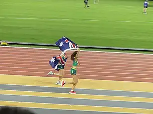 Vizeweltmeisterin Eleanor Patterson und Bronzemedaillengewinnerin Nicola Olyslagers auf einer&nbsp;Ehrenrunde