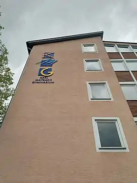 Nordseite des Gebäudes mit dem Schullogo
