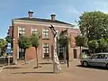 Statue und Pizzeria