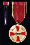 Verdienstmedaille der Bundesrepublik, hier links Bandsteg mit langer Nadel