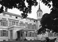 Zur Vorhalle umgebaute alte überdachte Vorfahrt und moderner Ersatz am Palais Schaumburg, entworfen von Hans Schwippert 1949/50