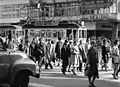 Spiegelwagen mit modernisiertem Stahlaufbau und dem typischen Liniennummerntürmchen in der Karlsruher Innenstadt, 1961