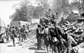 Kriegsgefangene Sowjets räumen den Weg für Wehrmachtkolonne frei, Minsk, Juli 1941 (Propagandaaufnahme Wehrmacht)