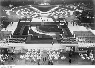 Eröffnung der Gruga 1929 mit Blick vom Grugaturm: hinten Dahlienarena, davor Pergolagarten und Milchgaststätte