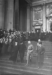 Reichspräsident Paul von Hindenburg verlässt nach der Reichsgründungsfeier 1931 den Berliner Dom.